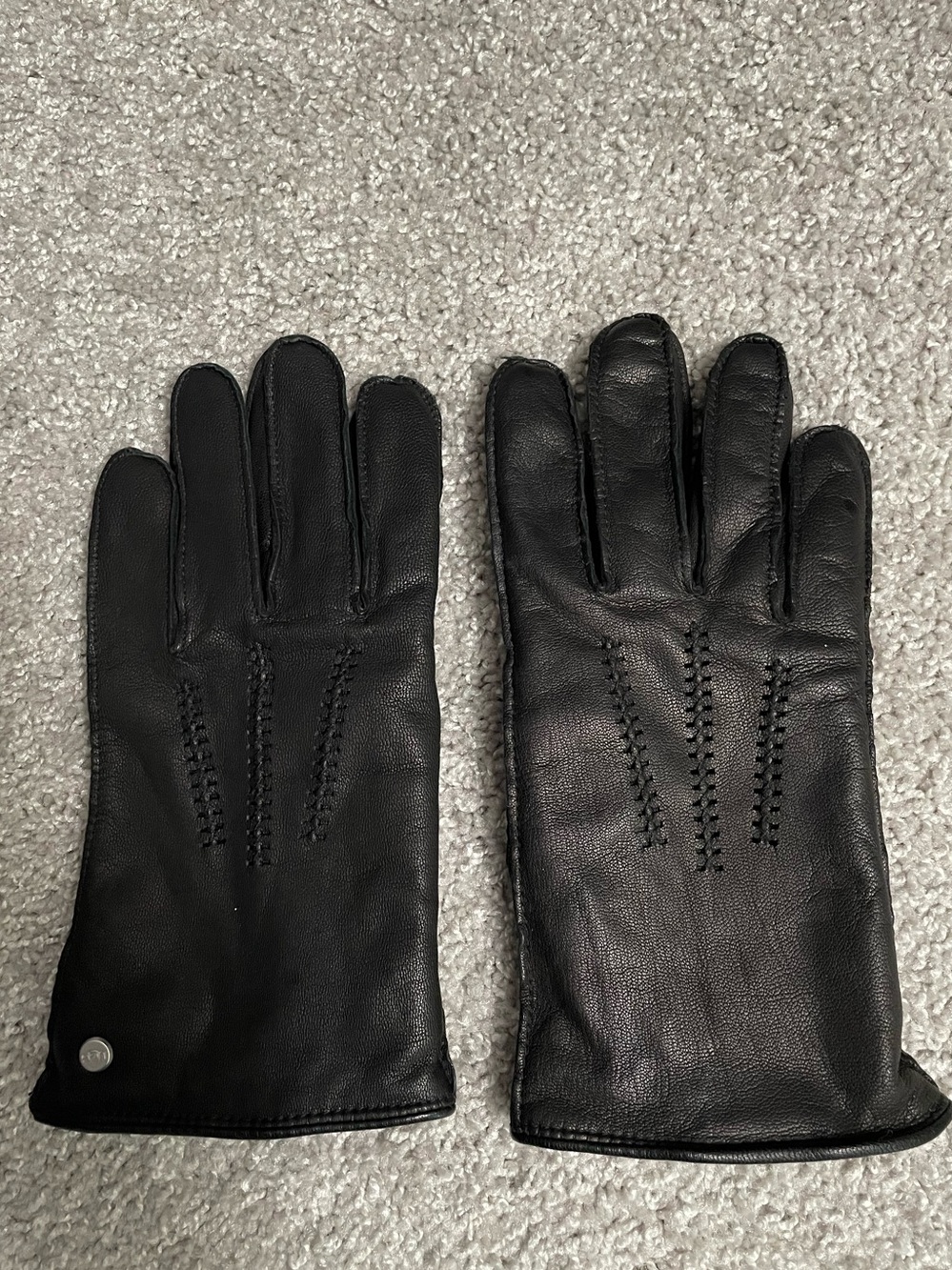 UGG Men's Large Black Leather Stitch-Detail Gloves Wrist length Faux fur Lined
